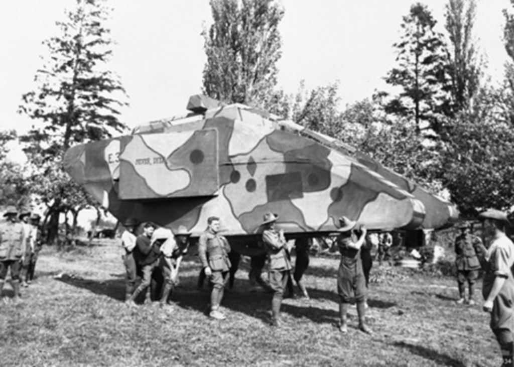 [בתמונה: רומל לא היה מקורי. הנה תמונה ממלחמת העולם הראשונה, ובה חיילים אוסטרלים נושאים דמה של טנק... התמונה היא נחלת הכלל]