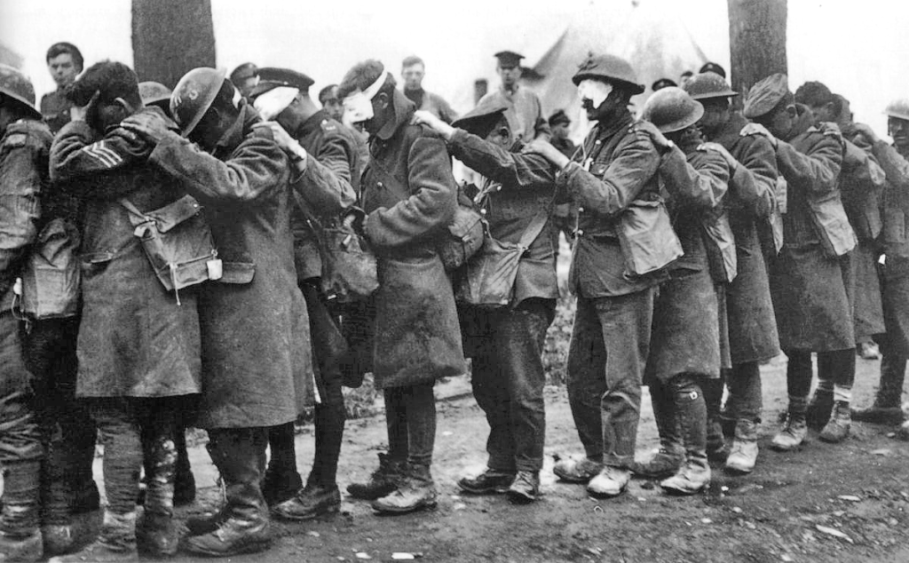 [בתמונה: "מלחמת העולם הראשונה: לוחמת גז", אוסף גרנגר, ניו-יורק. התמונה מתעדת חיילים בריטים תחת מתקפת גז במהלך קרב איפר הרביעי, והיא נחלת הכלל]