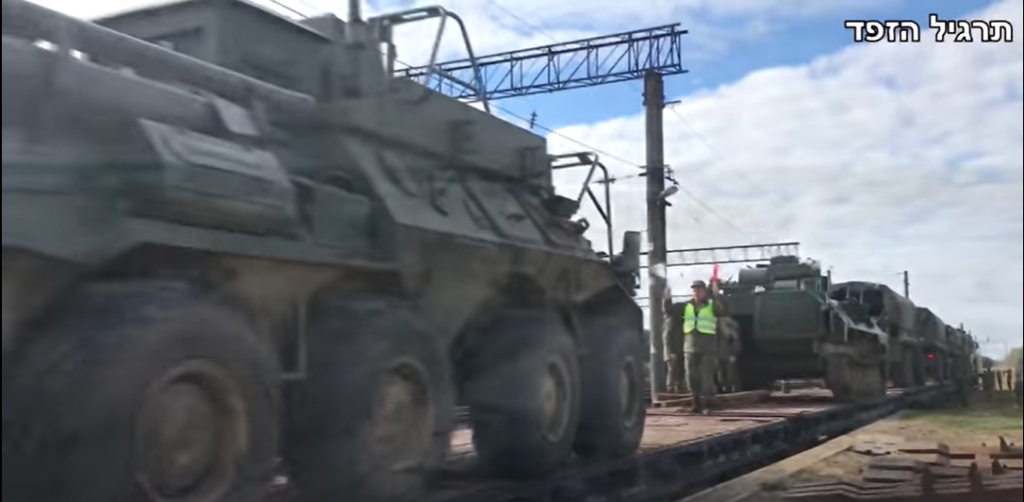 [בתמונה: הרוסים מעבים את המערכים שלהם באוקראינה ובבלארוס. רכבות מעבירות כוחות רוסים, כל הדרך מאוראל - הנמצאת כ- 2200 ק"מ מהגבול הבלארוסי אוקראיני - אל אזורי ההערכות שלהם. התמונה היא צילום מסך]