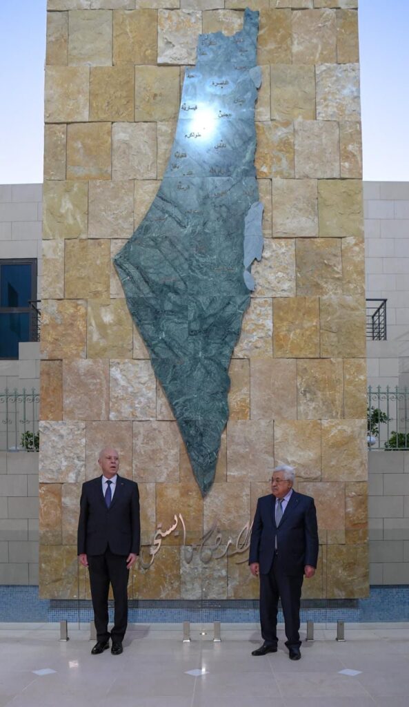 [בכרזה: שגרירות ישראל בתוניסיה. איפה ישראל במפה? מקור התמונה: טוויטר]