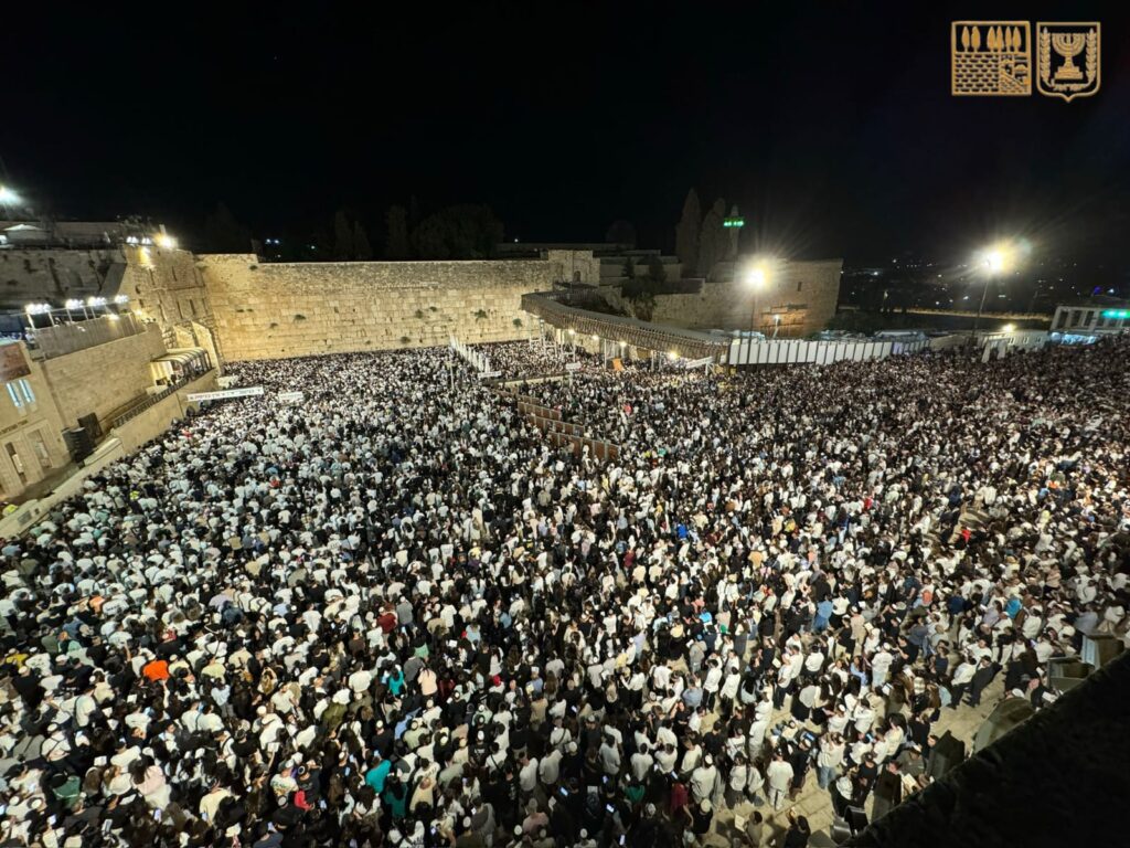 [בתמונה: רבבות בסליחות בכותל - בציפייה מאמינה לבשורת ישועה… המקור: דף הטוויטר של ינון מגל. אנו מאמינים כי אנו עושים בתמונה שימוש הוגן]